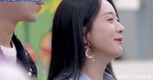 吴磊 赵丽颖离婚后综艺首秀,与何炅大方牵手,状态未受离婚影响