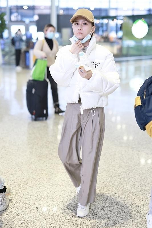 白色上衣 白色的上衣太适合冬天穿,不仅高级还有气场,富二代何超莲也在穿