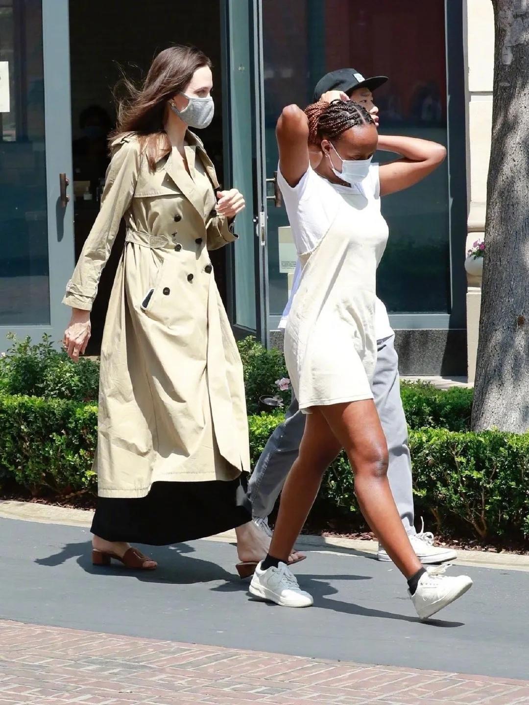 利落|安吉丽娜·朱莉真会穿,一件长款风衣潇洒利落,气场全开真有魅力