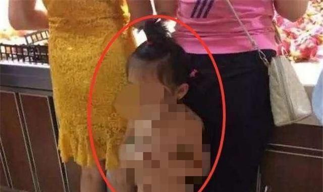 妈妈|女孩“衣不蔽体”与妈妈逛超市,旁人连忙提醒,妈妈:多管闲事