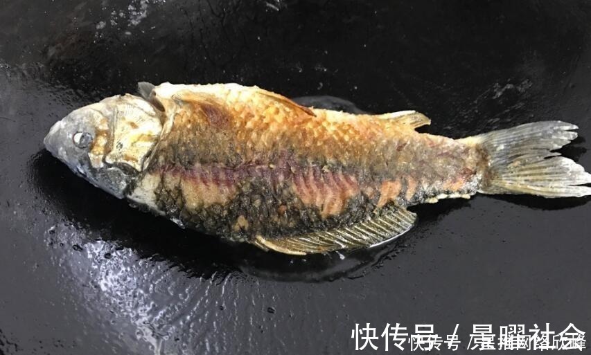 秘诀|煎鱼“不粘锅不破皮”的2个秘诀，少一个都不行，很多人不知道！