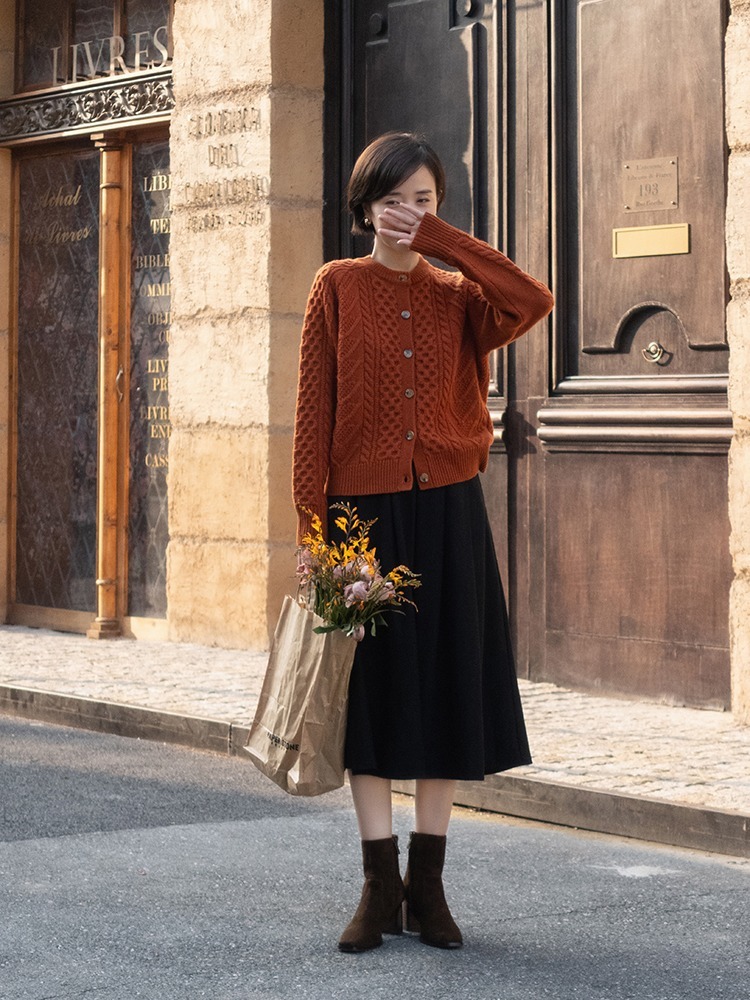 鹅黄色|针织衫别穿大地色,试试“流行色”,显白显气质,搭配裙子真美!