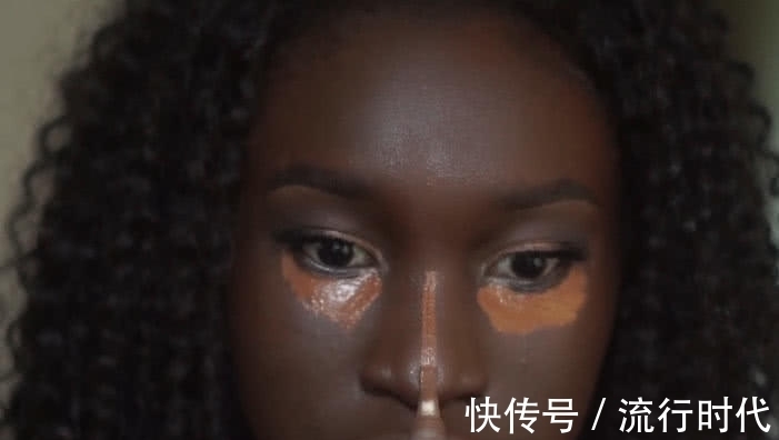 棕黄色 黑人妹子原来是这样化妆,一瓶粉底不够用,最终效果高级又性感!