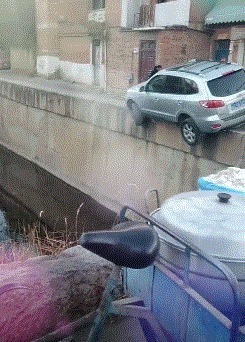 |搞笑GIF趣图:坐摩托车的妹子都被吓到了,没想到车子会掉进坑里