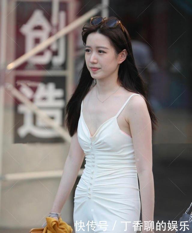 淡紫色|白色淑女款上衣，搭配同色时尚连衣裙，尽显出青春靓丽的美感