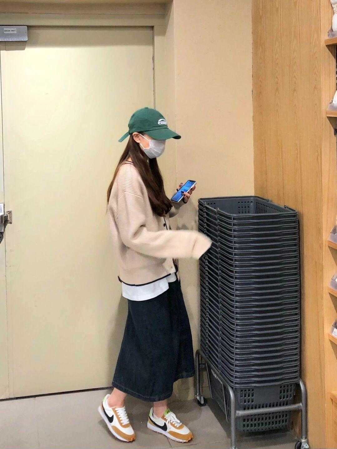 大长腿 毛衣+半身裙是真火!今年冬天这样穿,真的美到没朋友