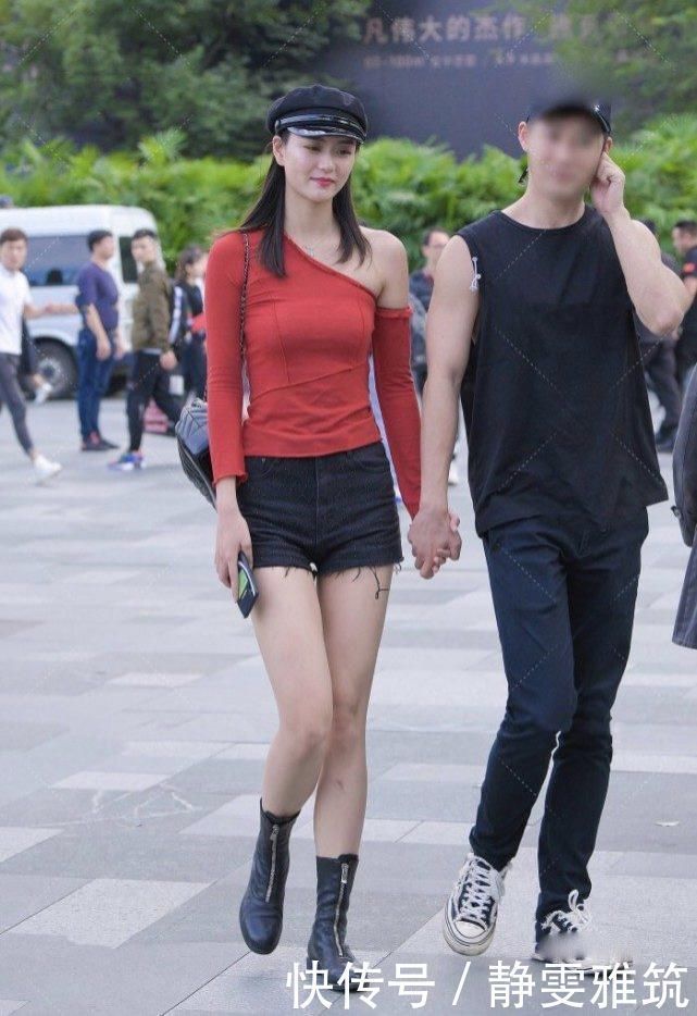 红色单肩上衣搭配黑色热裤,大热天穿“雨靴”戴帽子,感受不到“温度”