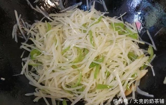 炒土豆丝十人九错,难怪粘锅不脆不好吃,快看酒店厨师怎么做的