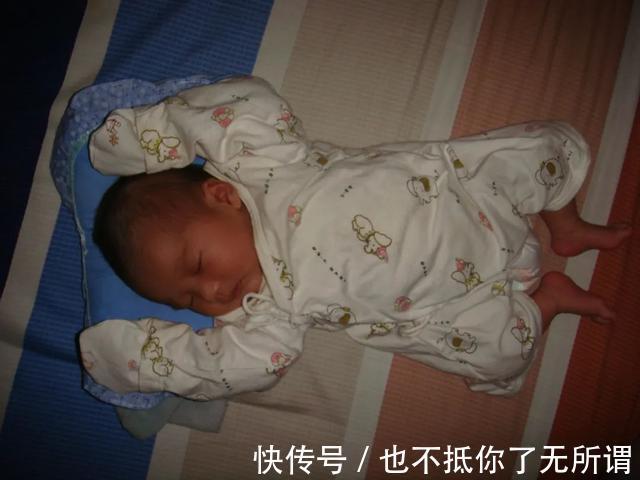 神经系统|新生儿为什么偏爱“投降式睡姿”,需要纠正吗很多家长做错了
