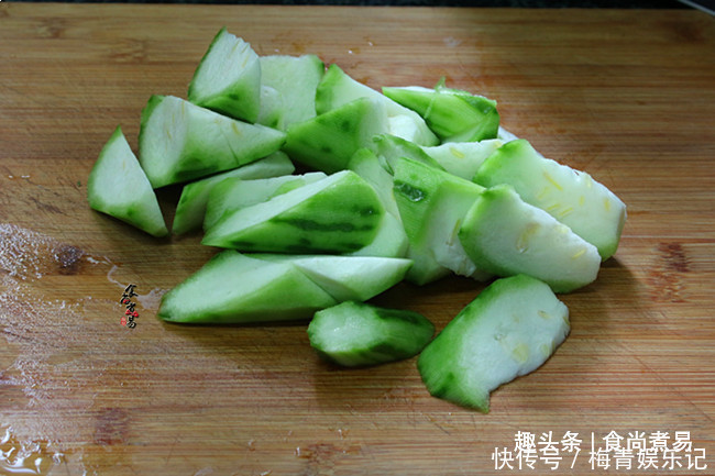 少女|闺蜜三天两头吃此菜,鲜甜多汁又简单,美白补水,40岁像少女