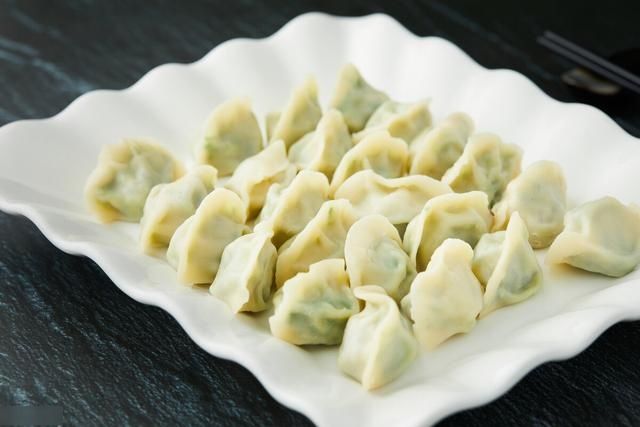 包韭菜馅饺子，只放这3味料就行，翠绿鲜美没怪味，放错毁一锅