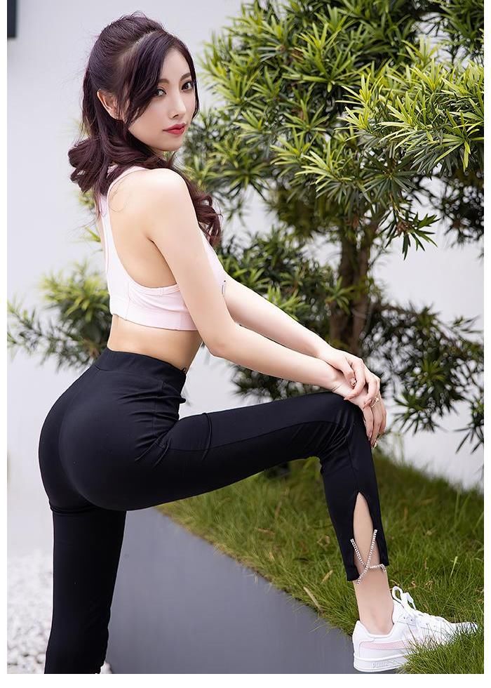 紧身|穿紧身背心的运动美女，紧身瑜伽裤勾勒曼妙身材
