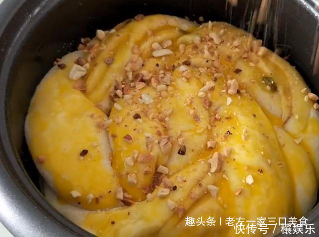 活了30年,才知道黄豆里打1个鸡蛋这么好吃,香甜解馋,看流口水