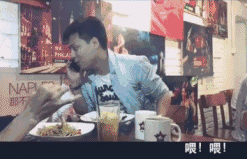 |搞笑GIF趣图:第一次去女友家,错把丈母娘当女友