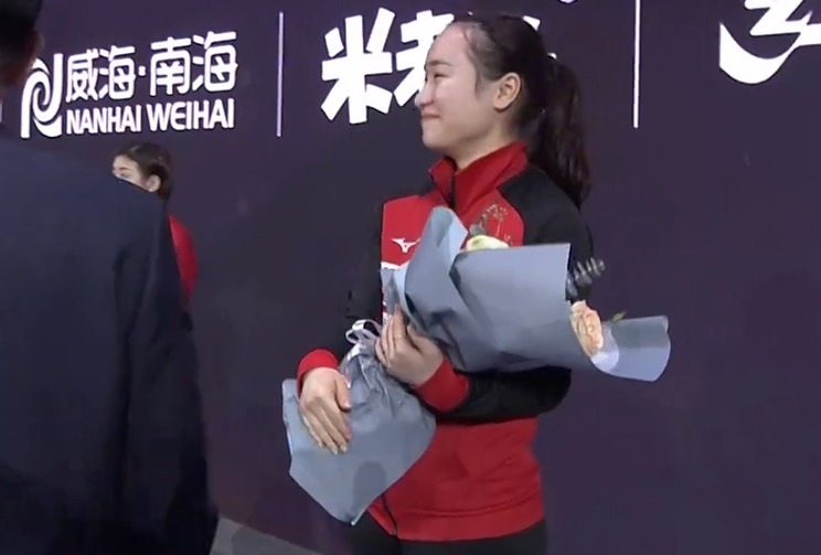 刘国梁|伊藤美诚在领奖台疯狂抢戏!获刘国梁主动颁奖,秒变迷妹笑开花