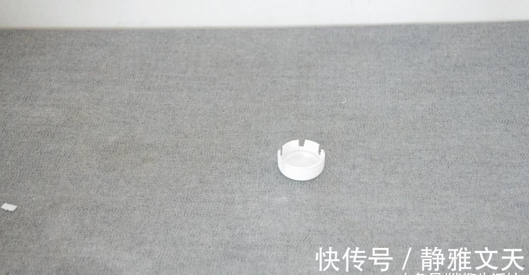 门把上粘个塑料瓶盖, 没想到还有这妙用, 家家户户都用得着