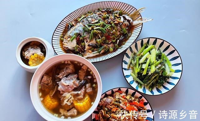 俩口子的午餐鱼肉搭配排骨汤,成本不多营养高,吃饱吃好人舒服!