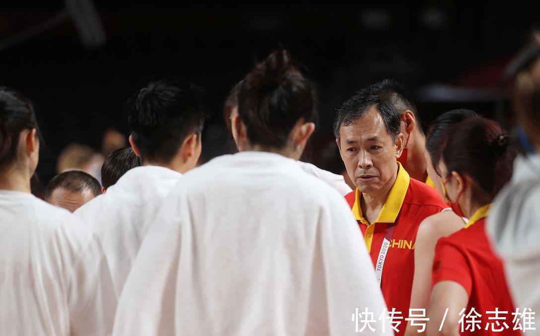 主教练|女篮换主教练!谢谢你,跟腱受伤仍坚持带队,4年时间让球队蜕变