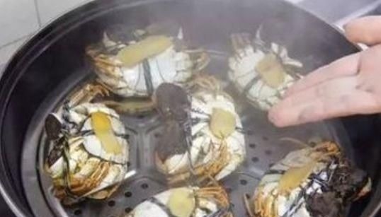 蒸螃蟹时，直接上锅蒸就错了，多加1步，肉质鲜嫩细腻没腥味