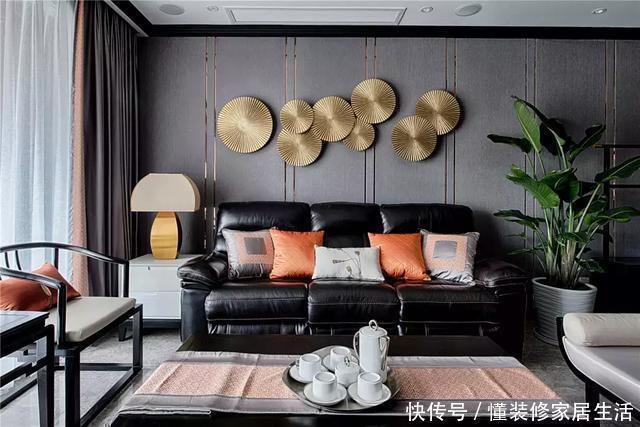 新中式|128㎡新中式装修,客厅搭配黑色皮沙发,既时尚又上档次