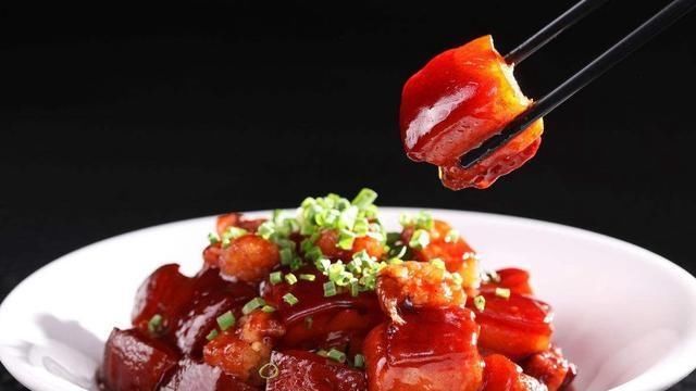 做红烧肉时，不要多加调料，加入这几种即可，红烧肉又软又糯
