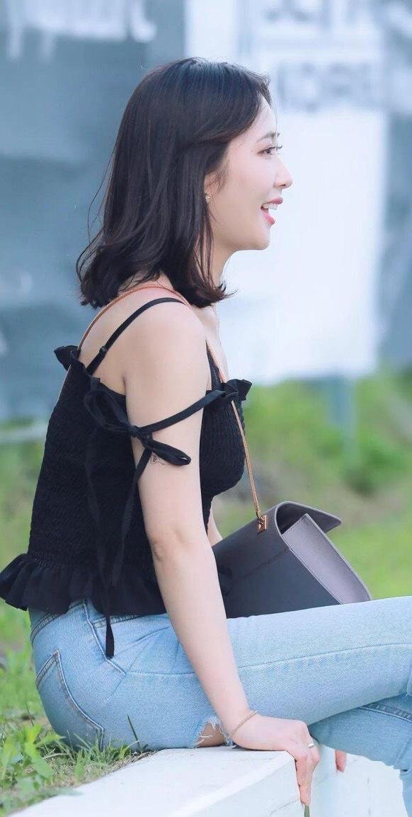 搭配黑色小吊带的牛仔裤简直是太cp了，时尚又百搭，舒适又有弹性