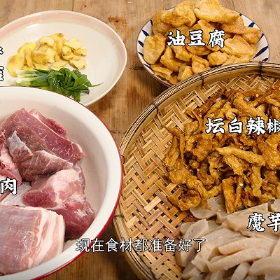  加上五花肉白辣椒一起炖