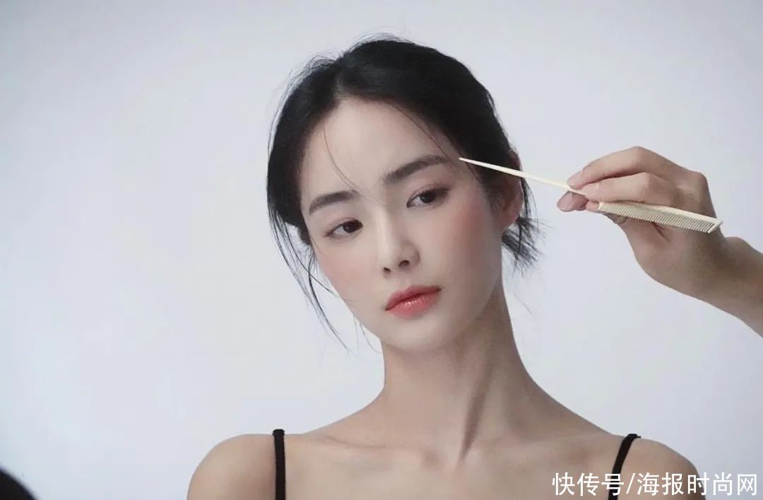 今天美容编辑教大家：如何用穿搭的思路学化妆（已疯）