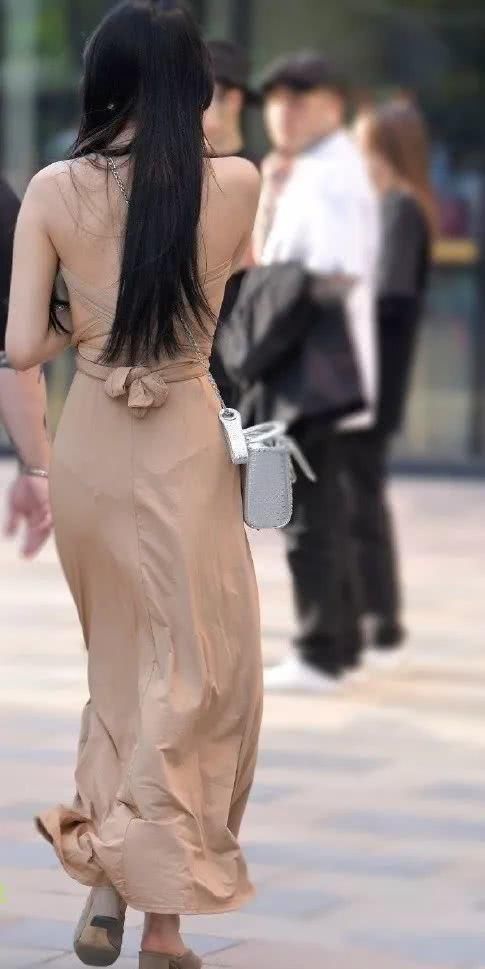 街拍美女小姐姐身穿棕色V领吊带,展现知性轻熟风