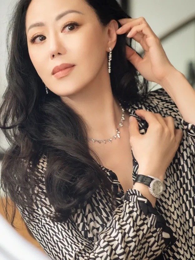 贵妇|章小蕙不愧是“贵妇”,穿黑白印花外套成熟稳重,气场全开好惹眼