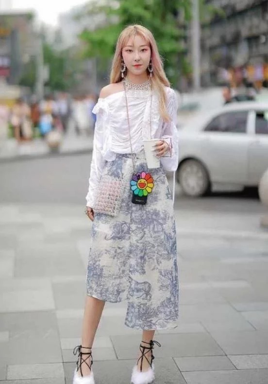 长袖|美女亮黑色的长袖拼接蓬蓬裙,经典的黑白搭配,感觉一双大长腿尽显