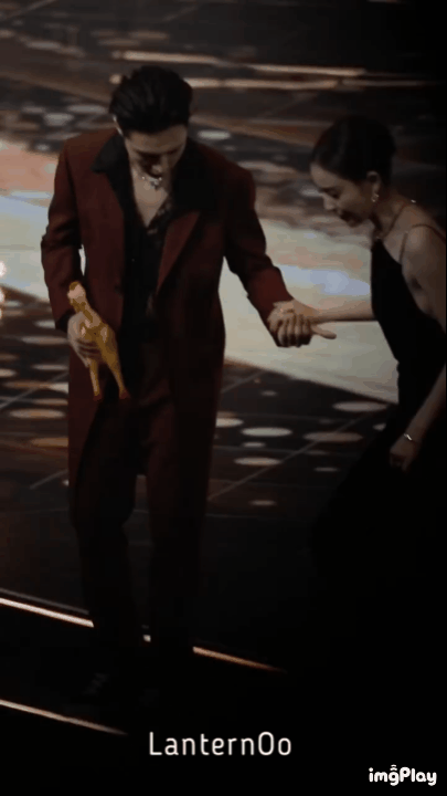 動作|張藝興的教養真的是刻在骨子里的,每個動作每個細節