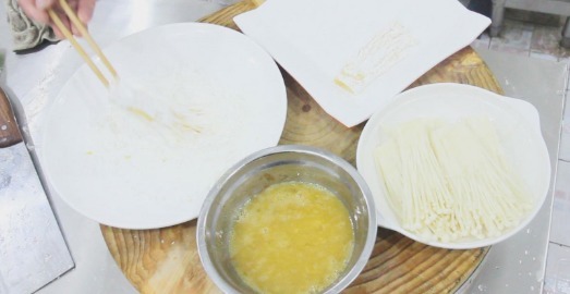 金针菇|1把金针菇,2个鸡蛋,厨师长的这种做法,吃一次就忘不掉