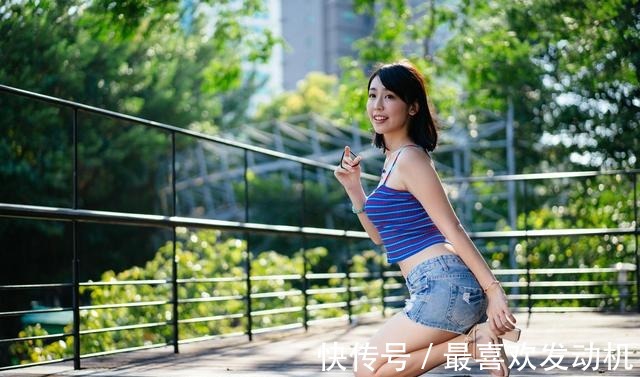 拉丝 冰丝针织吊带背心搭配牛仔短裤,简单又时尚穿出高级感