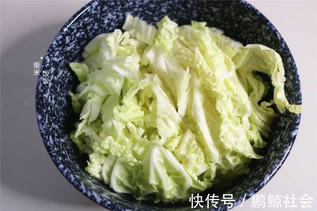冬瓜|白菜和冬瓜一锅煮,搭配自制肉丸太好吃,每人一碗,连汤也不剩