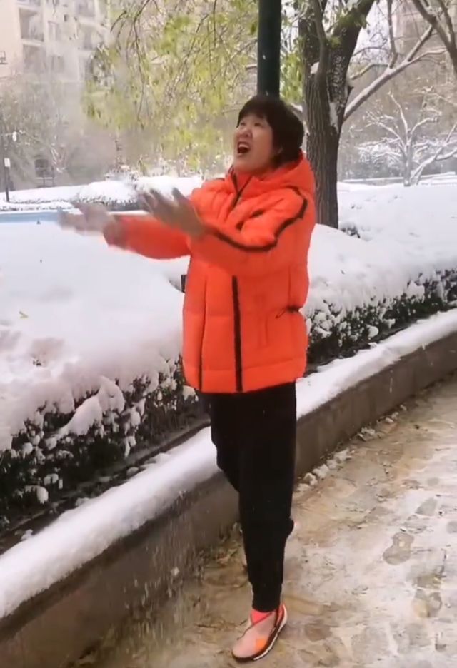 中国女排|享受生活！北京初雪后第一天，郎平出门打雪仗，扔雪球少女感十足