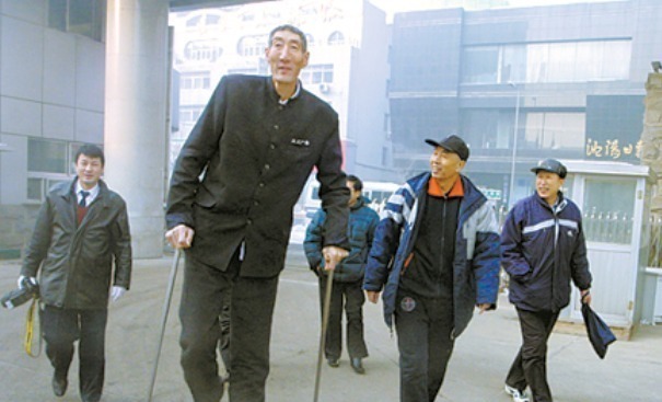 姚明|中国第一巨人鲍喜顺不听医生劝告，执意生下一子，一家现状如何