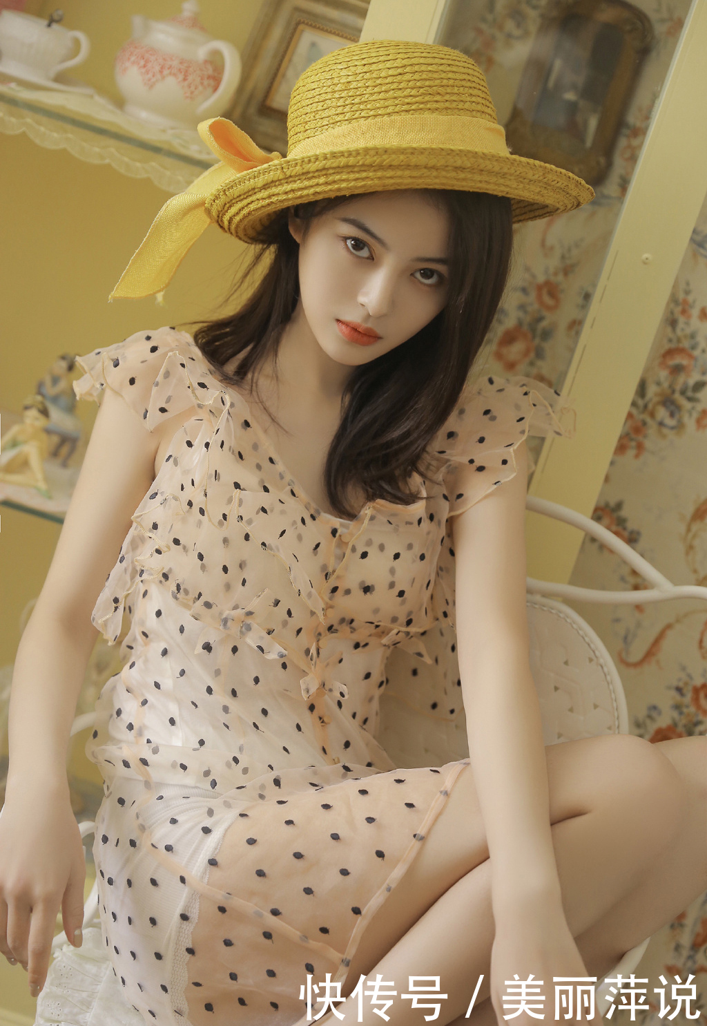 白嫩|美女写真透明纱裙美女白嫩美腿性感写真图片