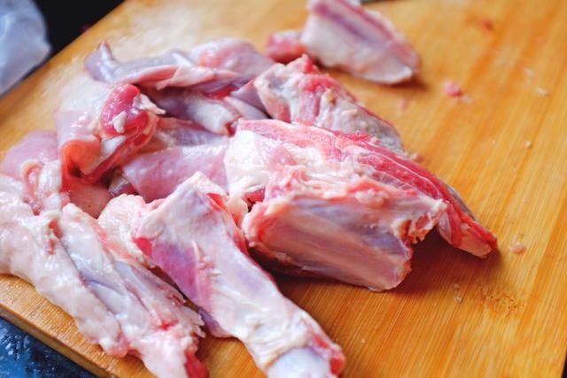 家庭烤箱也能做出来滋滋美味的烤羊排，吃起来外酥里嫩，还流汁