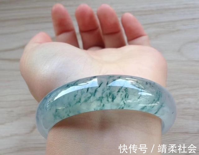 翡翠$梁女士戴着刚买的手镯去蒸桑拿,第二天就后悔了!