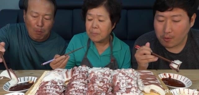 韩国“最穷”吃播大吃海鲜,吃10斤的章鱼,切成薄片看着就很嫩