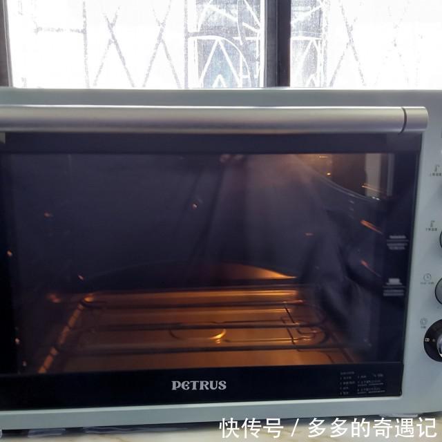 玉米淀粉|爆浆椰浆芝士奶盖蛋糕,切开一小口,竟然还是爆浆效果