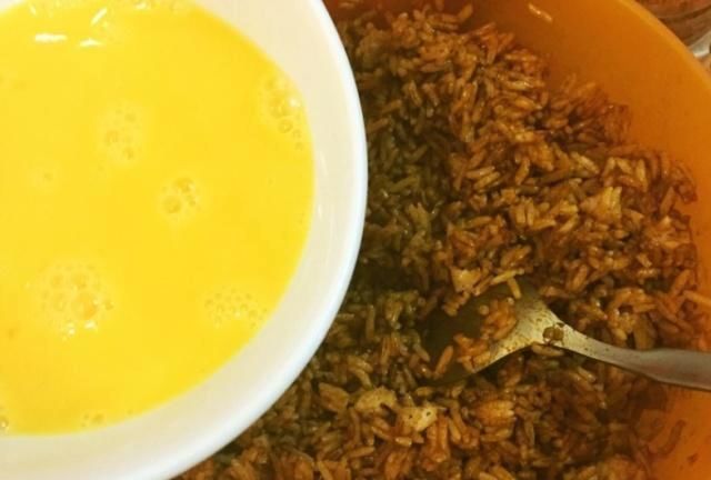 做酱油炒饭时，不要直接下锅，多加这一步，色泽更红亮，味更鲜
