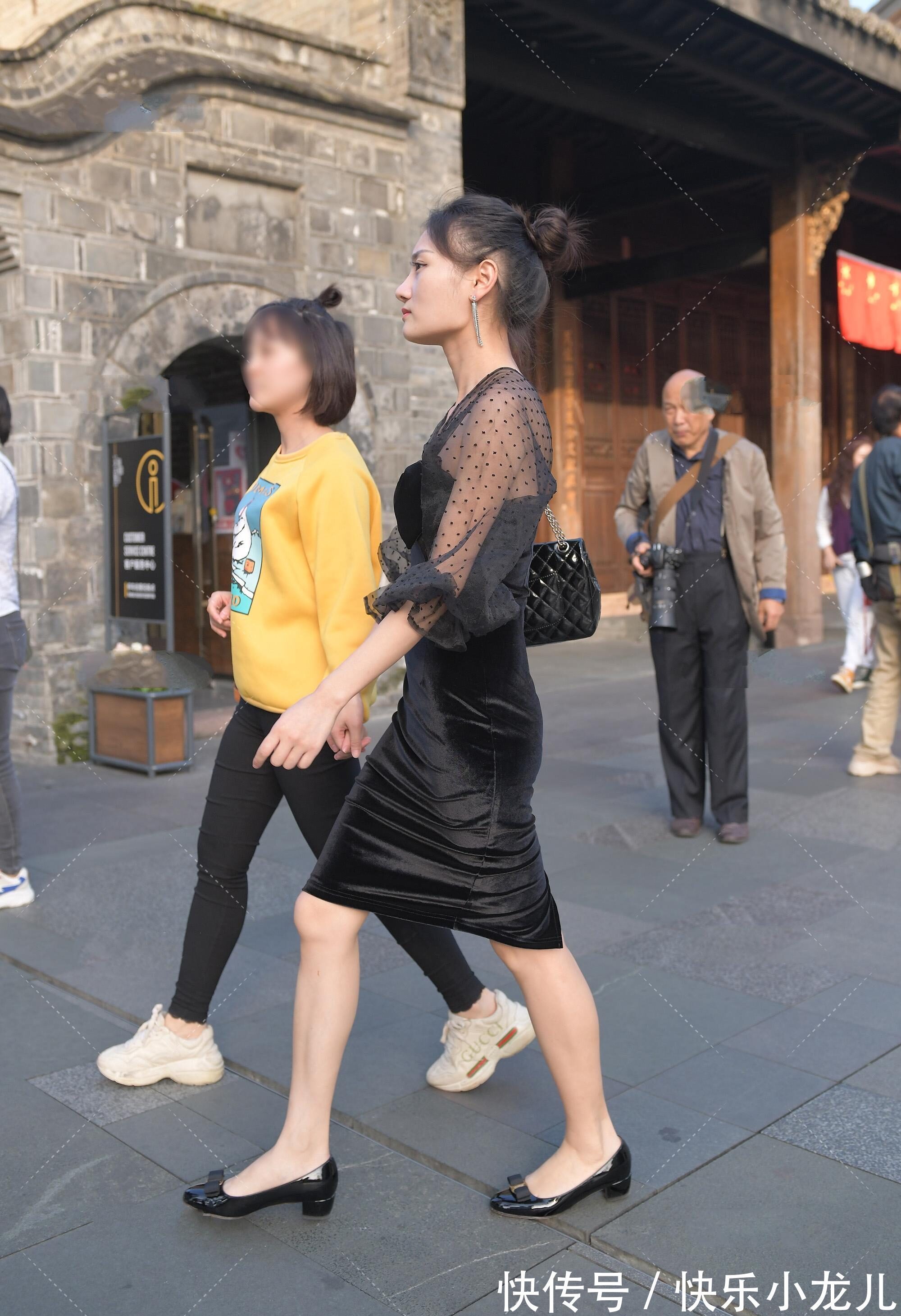 面料 黑色网纱波点裙搭配黑色鞋包,时尚优雅,尽显柔美身段