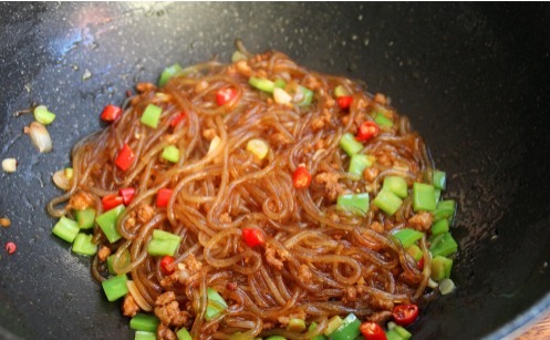 水泡发粉条|餐馆炒粉条爽滑好吃,在家炒就粘锅,原来是我们少做了这一步骤