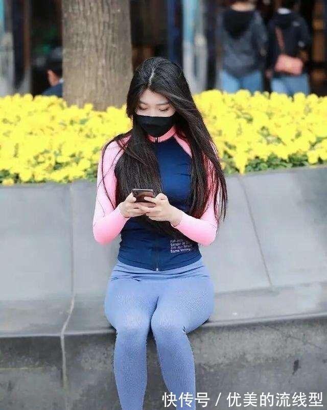 红色系 打底裤是懒人出门快速穿搭服饰,休闲靓丽合时宜,风靡街头!