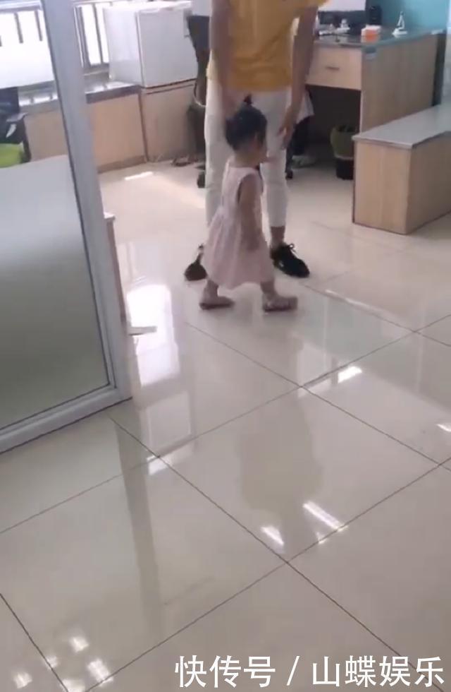 宝爸|2岁小女孩打完预防针后,非要找医生“算账”,爸爸笑翻了