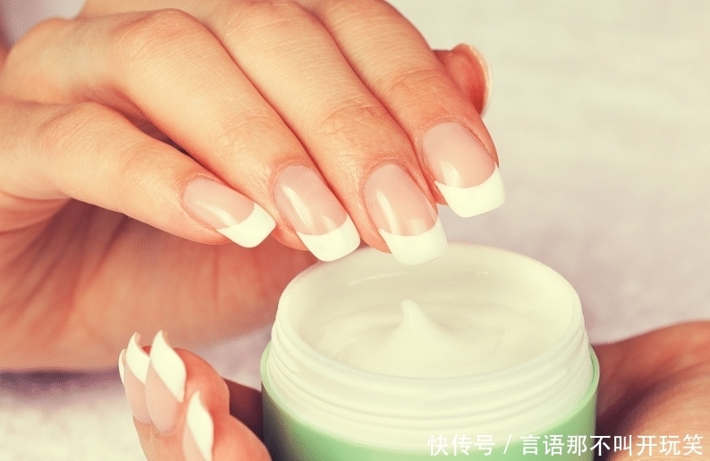 冬天|到了冬天,双手变得干燥怎么办啊?只涂护手霜有用吗?