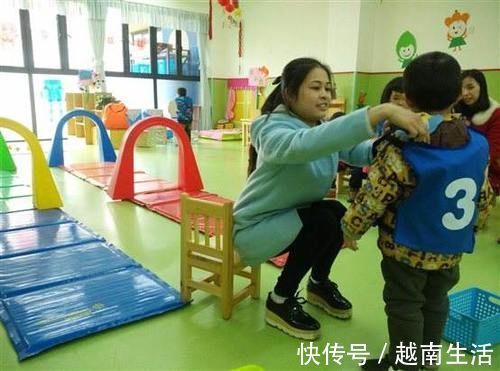 外套|给娃买的外套,被幼师穿在别的小朋友身上,宝妈一番话让她羞愧