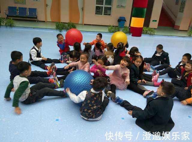 衣服|幼儿园午睡的真实写照,父母都该看看,有些衣服不适合穿去上学